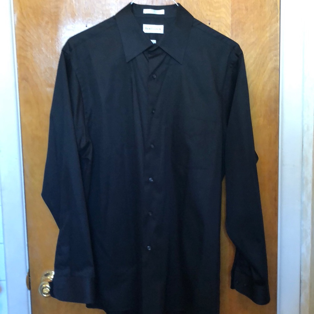 Men’s Van Heusen black dress shirt. XL